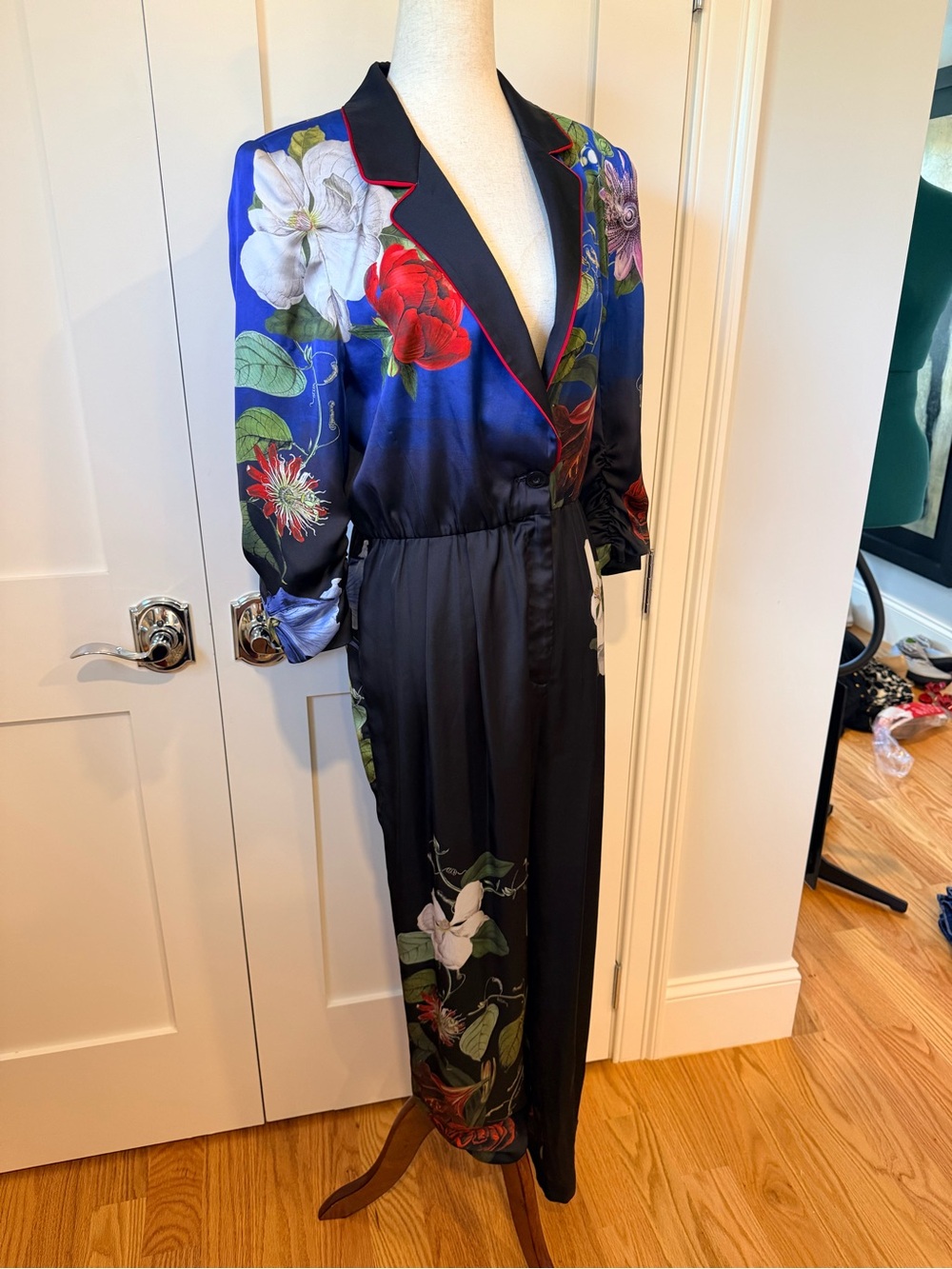 Alice + Olivia Louetta Black Floral Jumpsuit with Blue Accents - Picture 12 of 16